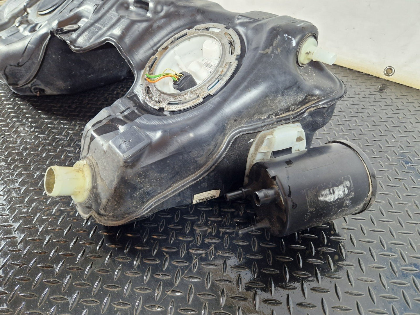 BMW 1 2 SERIES F20 F21 F22 F23 F87 M235I BARE PETROL FUEL TANK WITH PUMP 7326870