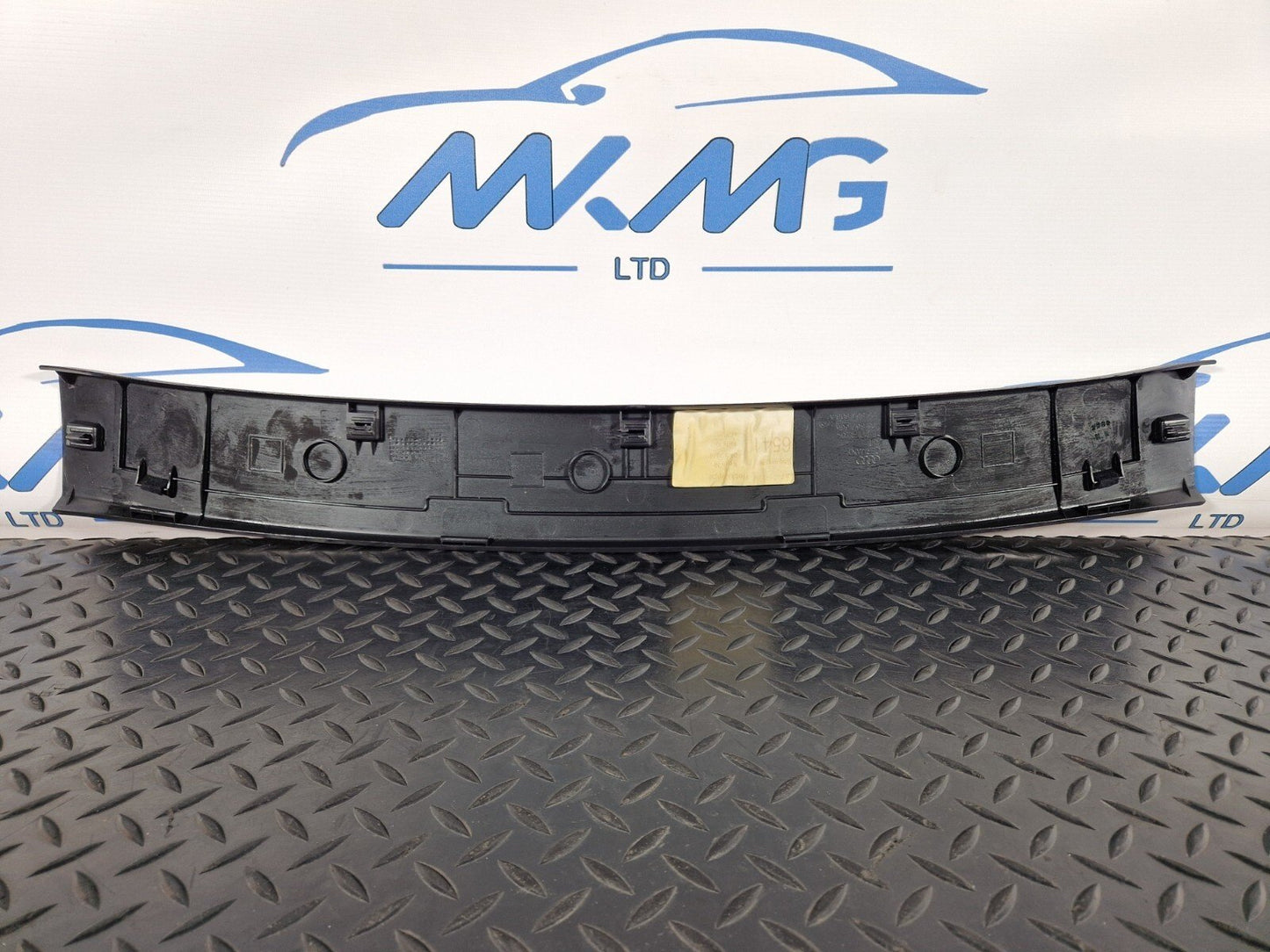 10-18 AUDI A7 4G S-LINE GENUINE CENTRE UPPER TAILGATE TRIM 4G8867606