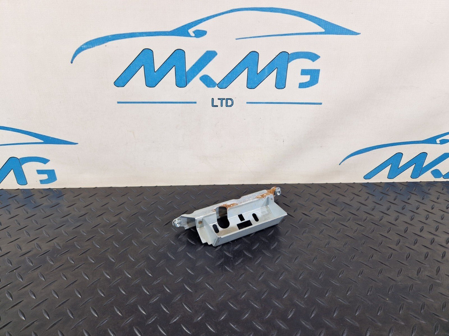 12-17 AUDI Q5 GENUINE OEM BOOTLID HANDLE MOUNTING PLATE BRACKET 8R0827569A