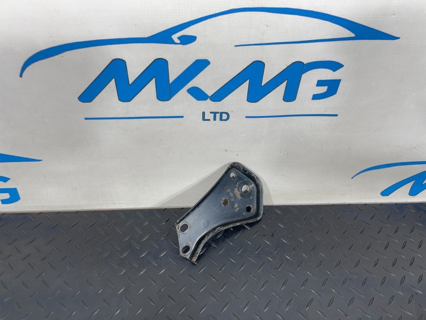 14-21 MERCEDES BENZ C300h W205 REAR SUBFRAME RIGHT SIDE STOP PLATE A2053520800