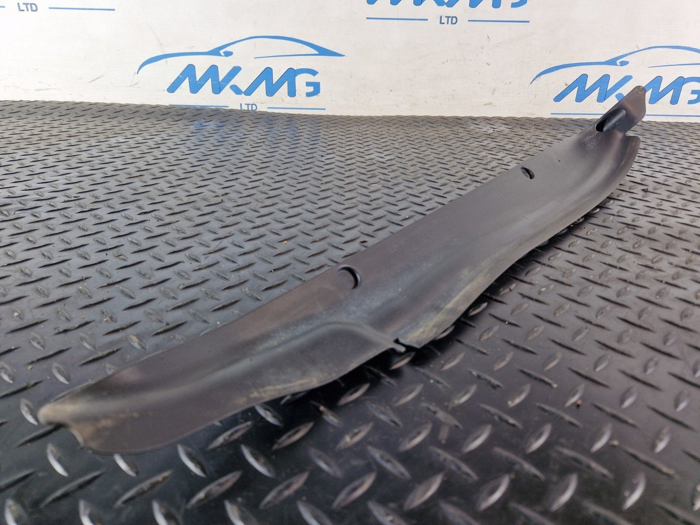 10-18 VW TOUAREG 7P GENUINE RIGHT FRONT FENDER END TRIM 7P6821112B
