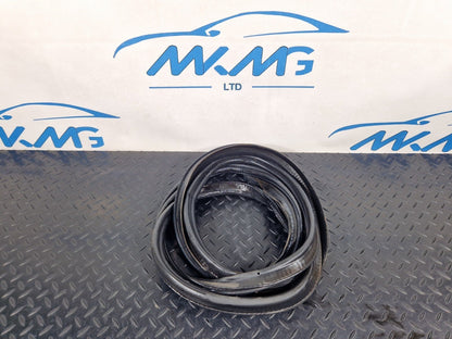 16-19 AUDI A4 B9 SALOON GENUINE TAILGATE RUBBER SEAL 8W5827705D