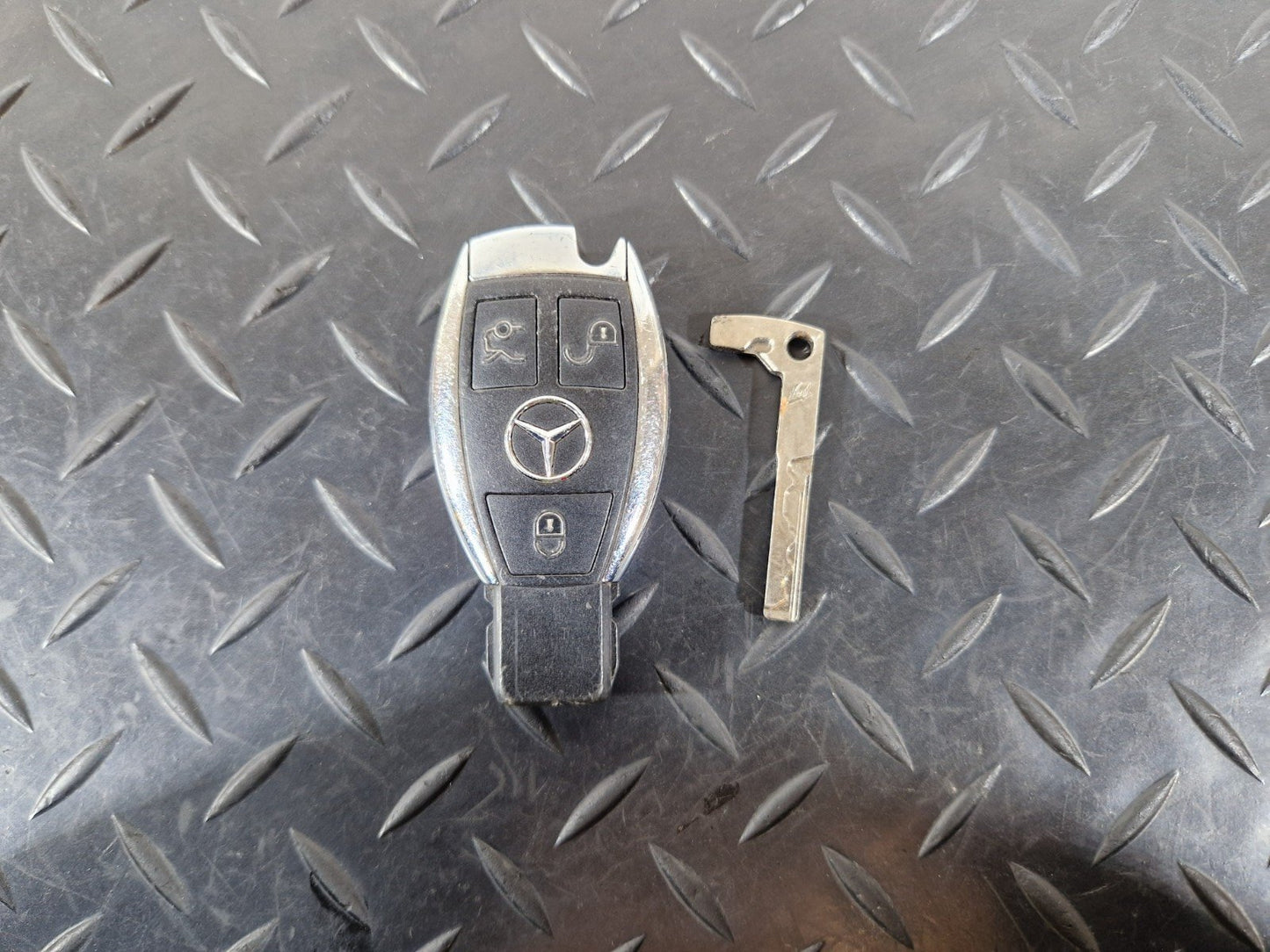 14-19 MERCEDES BENZ GLA X156 GENUINE OEM 3 BUTTON IGNITION KEY FOB A0009050039