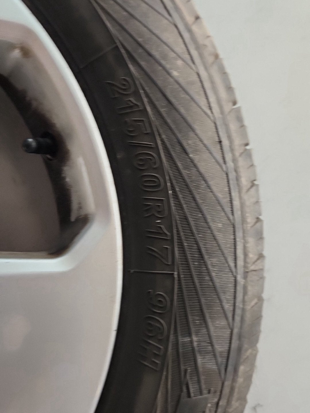Vauxhall Mokka MK1 (G1U0) 17" Alloy Wheel with Tyre 215/60/17 ~5mm