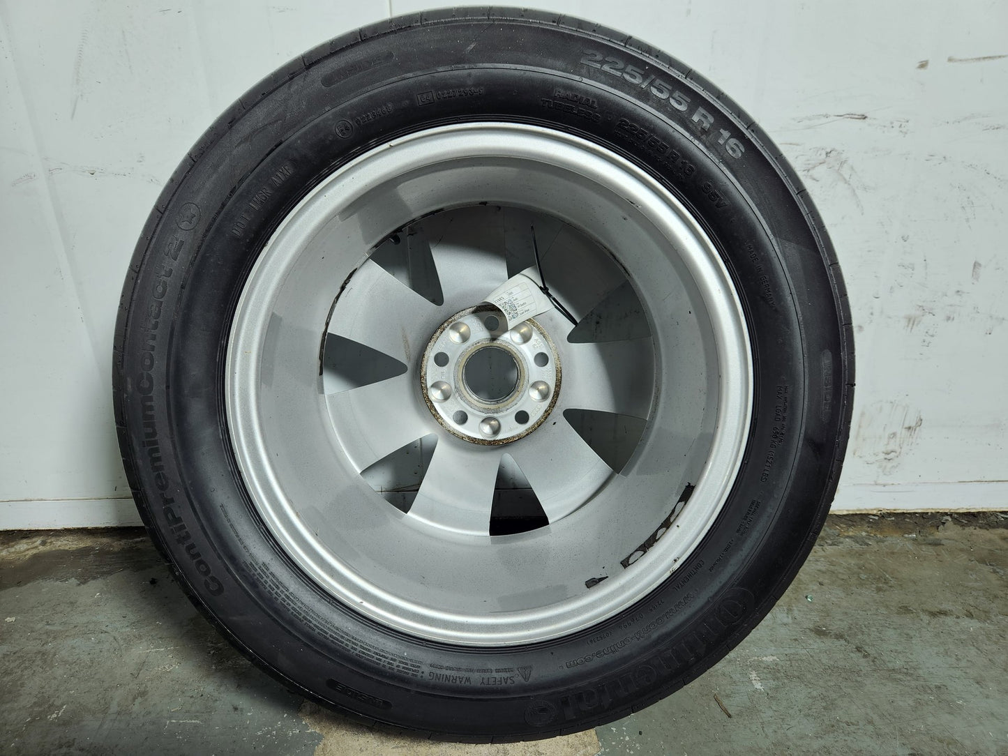 Audi A6 MK3 (C6) Estate 16" Alloy Wheel with Tyre 225/55/16 ~3mm 4F0601025AJ