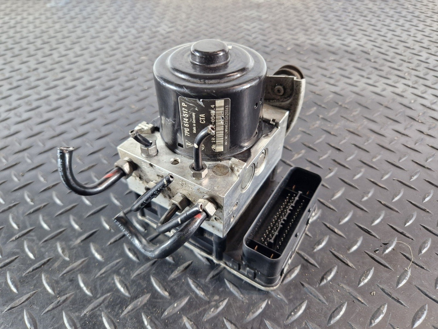 10-18 VW TOUAREG 7P GENUINE ABS PUMP CONTROL MODULE 7P0907379P