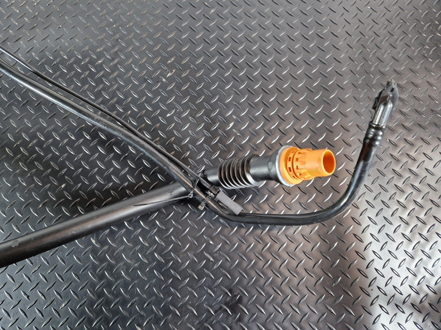 11-19 MERCEDES BENZ ML W166 SET CONNECTION PIPE FUEL TANK A1664710023