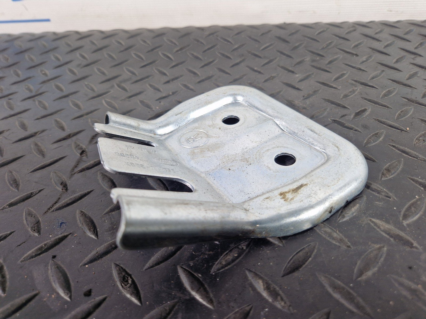 19-ON RANGE ROVER EVOQUE L551 INSTRUMENT PANEL BRACKET MOUNT HOLDER K8D2043B58AB