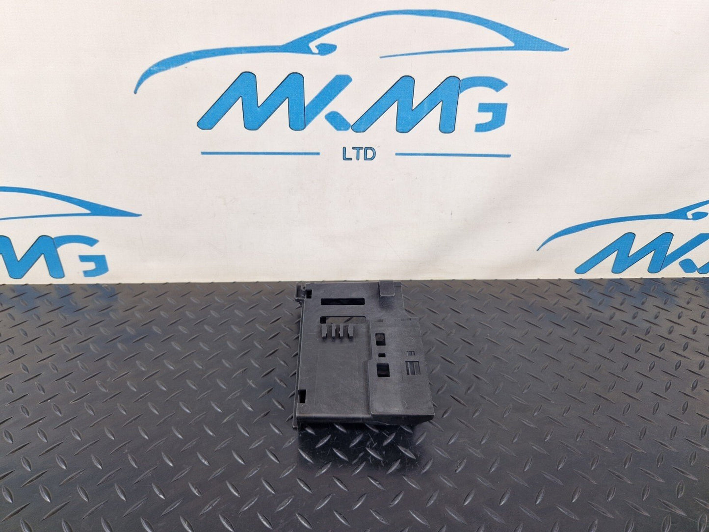 14-19 MERCEDES BENZ GLA X156 GEARBOX CONTROL MODULE BRACKET HOLDER A2465450500