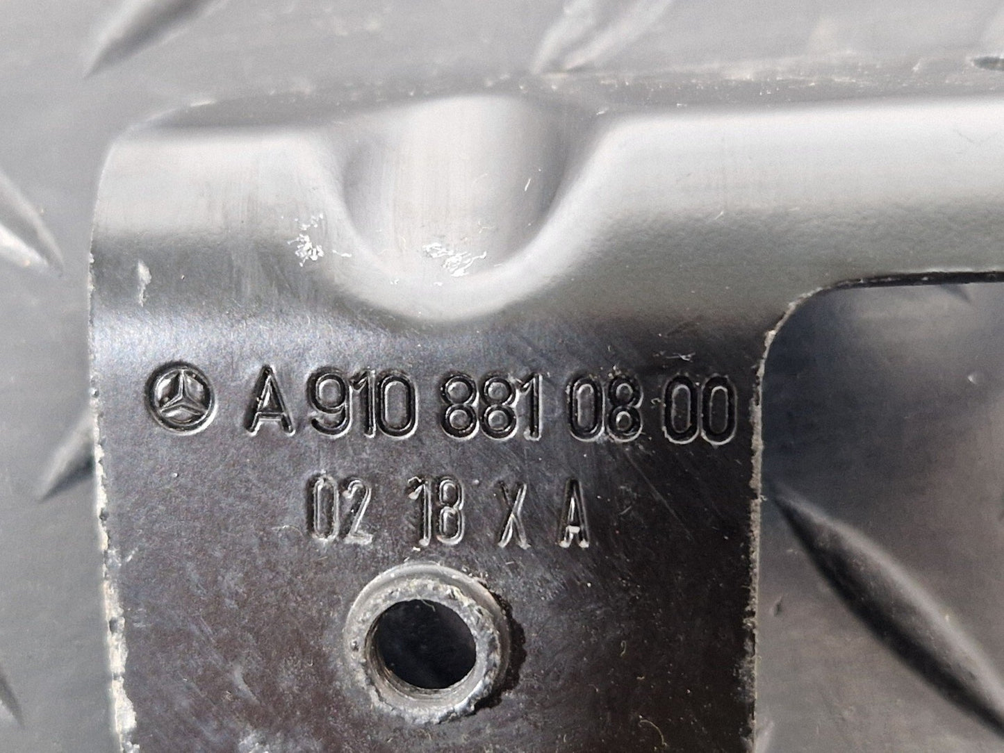 18-ON MERCEDES SPRINTER W907 W910 FRONT RIGHT WING HOLDER BRACKET A9108810800
