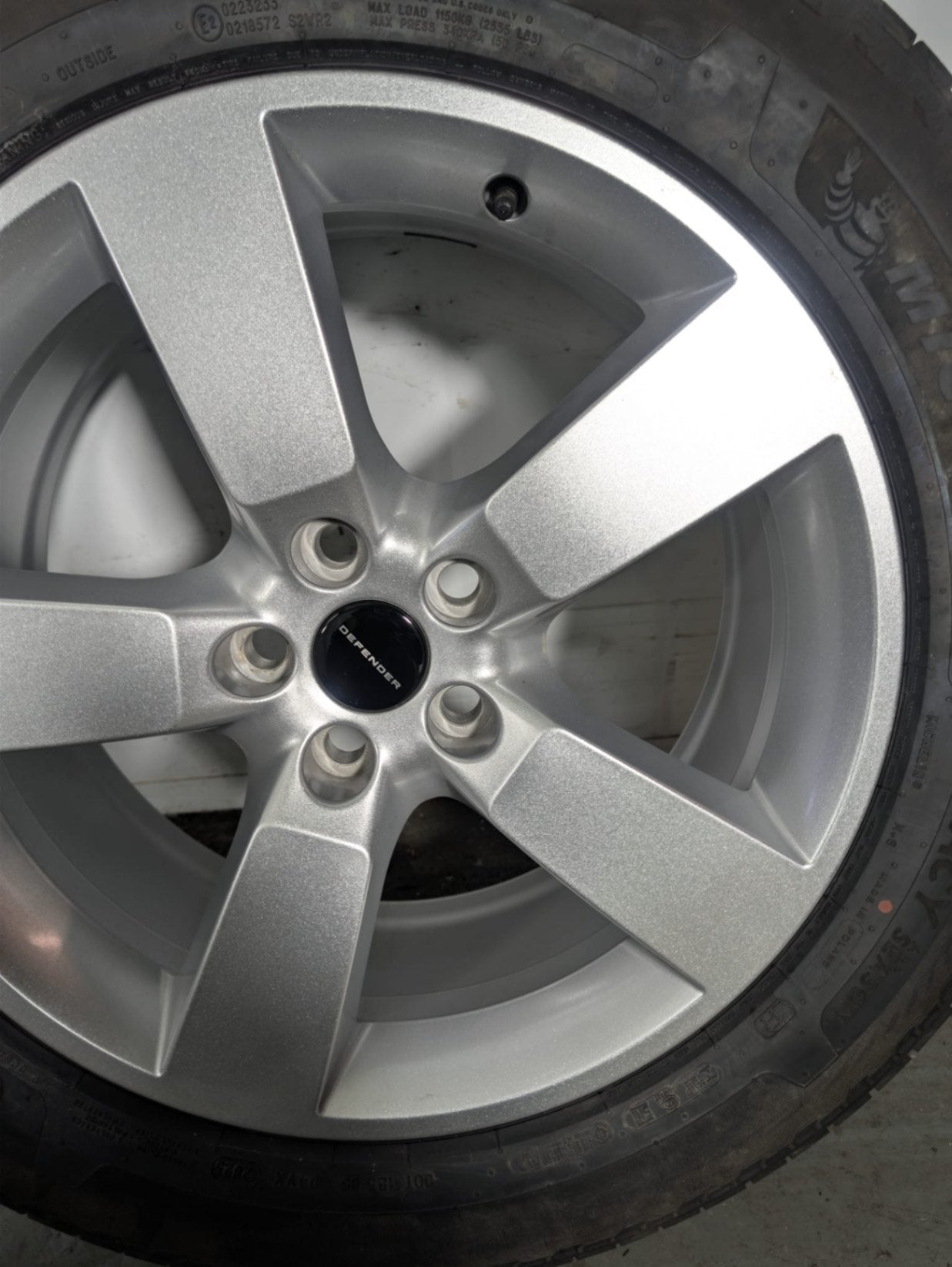 Land Rover Defender L663 OEM 20" Alloy Wheel with Tyre 7mm 255/60/20 L8B21007GB