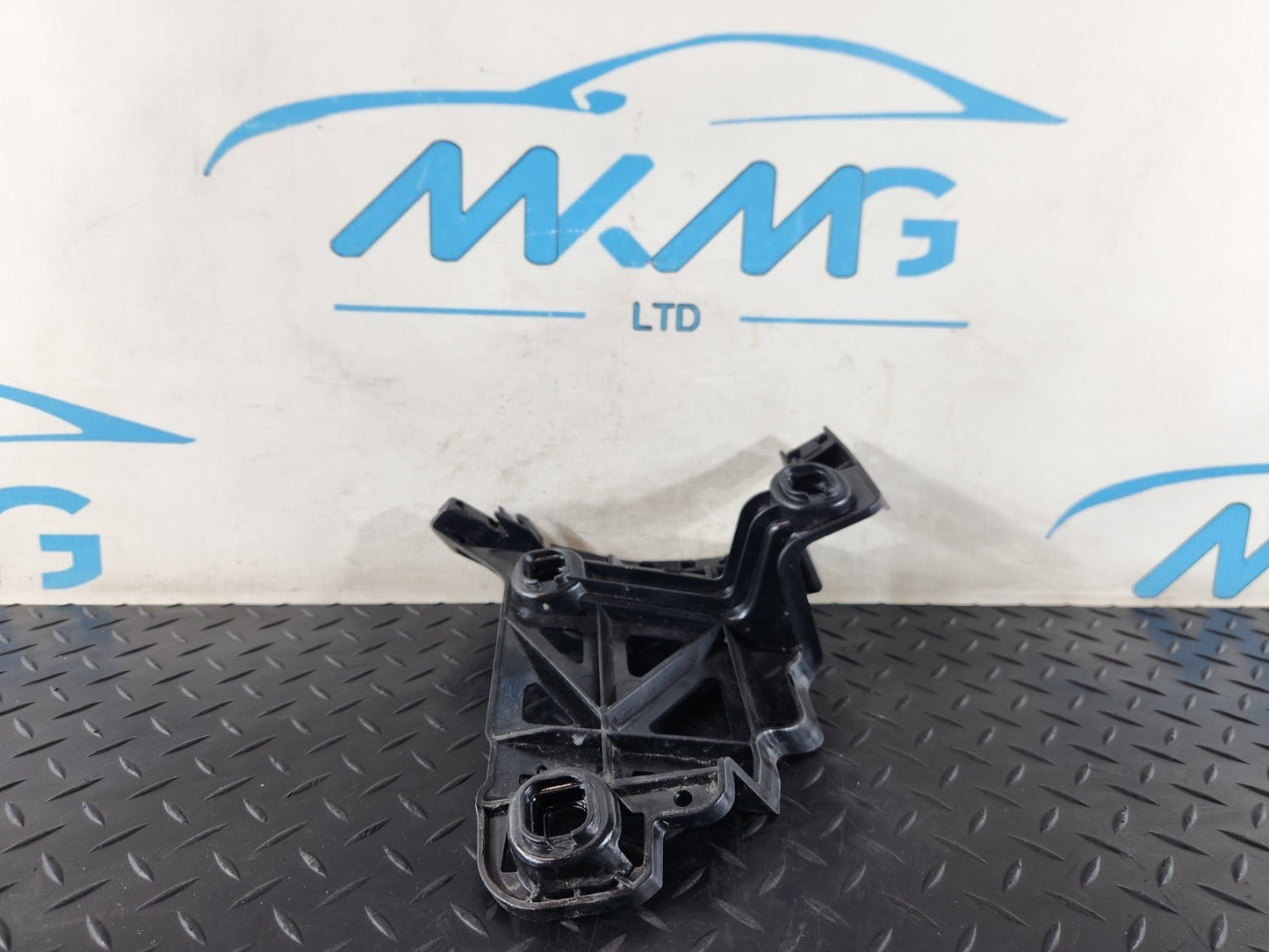 19-ON MERCEDES BENZ B CLASS W247 REAR BUMPER BRACKET MOUNT RIGHT A2478851900