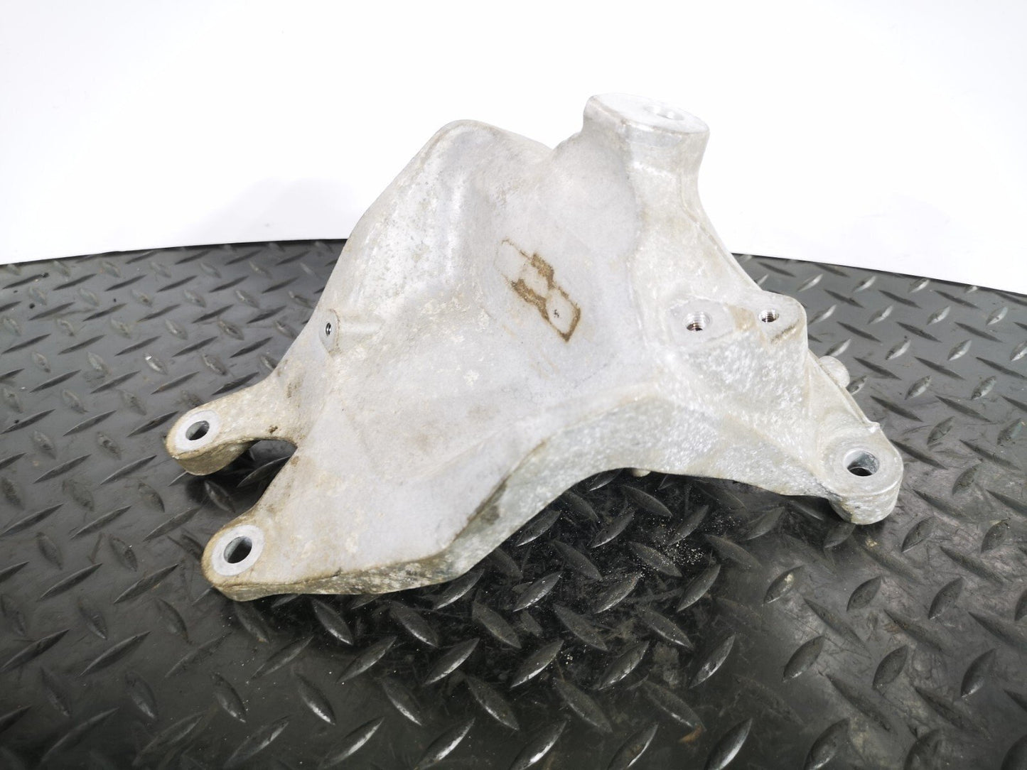 16-19 AUDI A4 B9 GENUINE V6 3.0TDI CSW RIGHT ENGINE MOUNT BRACKET 8W0199308H