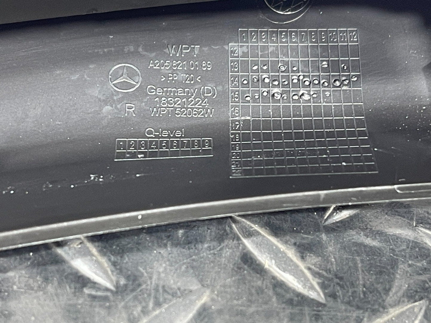MERCEDES BENZ C-CLASS W205 TRUNK LID HINGE COVER FINISH RIGHT SIDE A2058210189