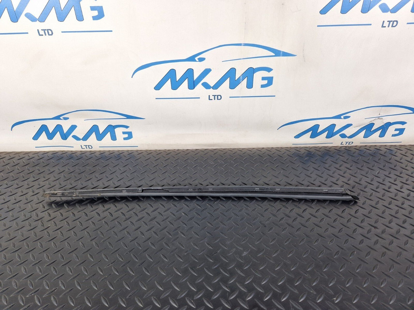 10-18 AUDI A7 4G S-LINE WINDSCREEN SIDE TRIM COVER MOULDING RIGHT 4G8854328
