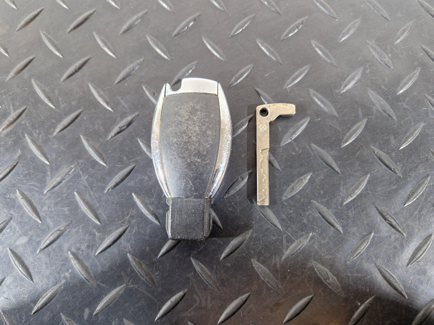 14-19 MERCEDES BENZ GLA X156 GENUINE OEM 3 BUTTON IGNITION KEY FOB A0009050039