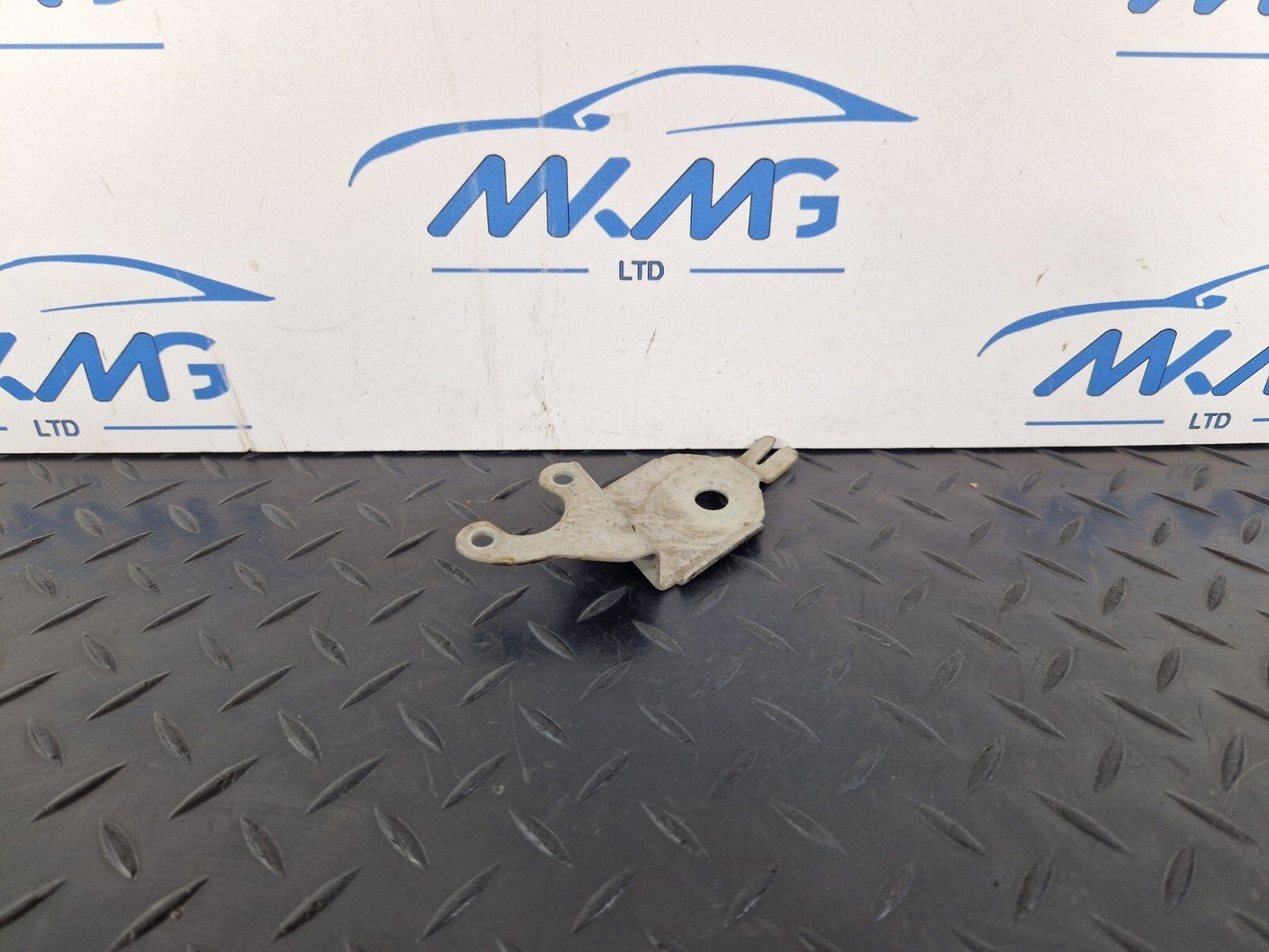 14-21 MERCEDES BENZ C300h W205 OEM HEADLIGHT LEVEL SENSOR BRACKET A2139053302