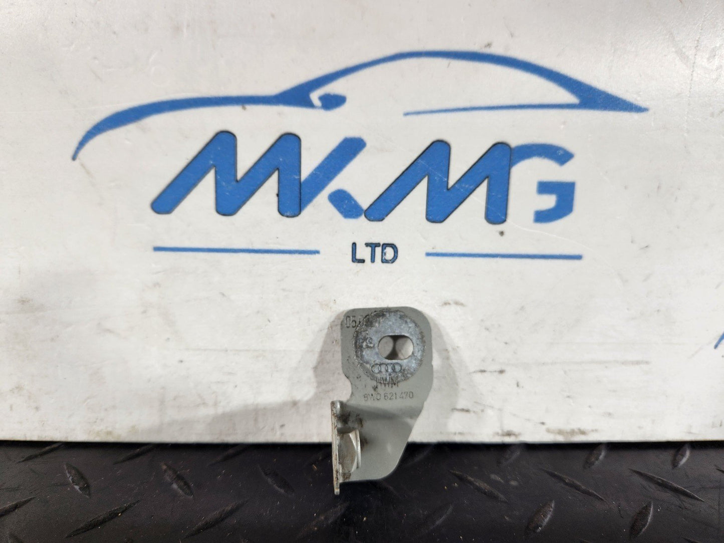 16-19 AUDI A4 B9 GENUINE FRONT RIGHT DRIVER SIDE WING BRACKET 8W0821470
