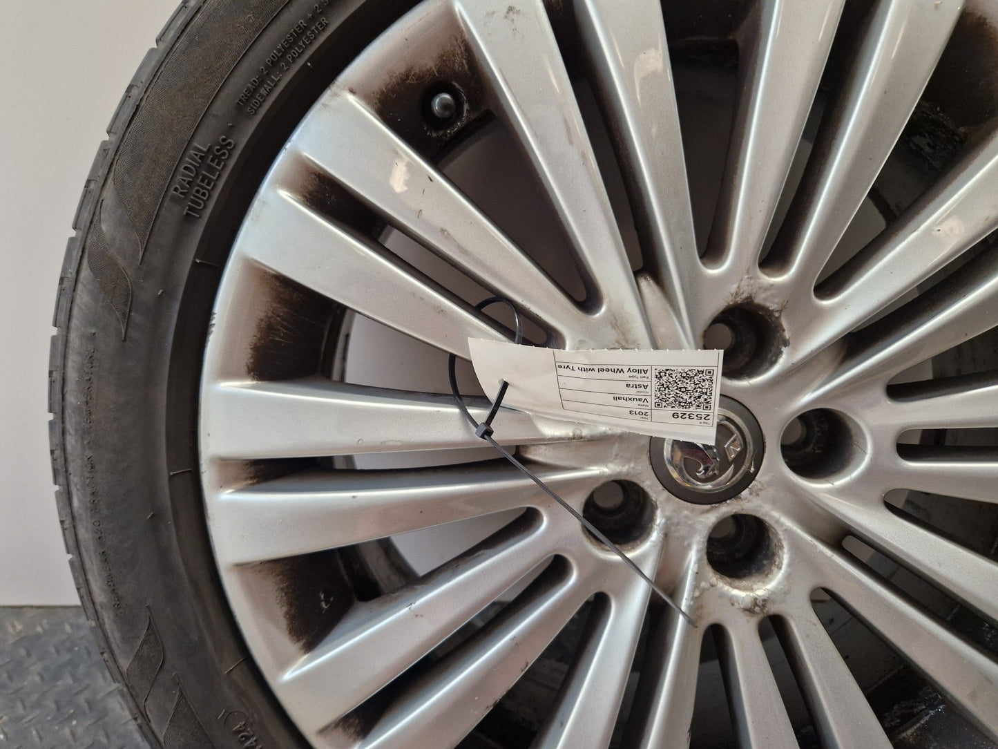 Vauxhall Astra MK6 (J) (A3400) 17" Alloy Wheel with Tyre 215/50/17 ~4mm