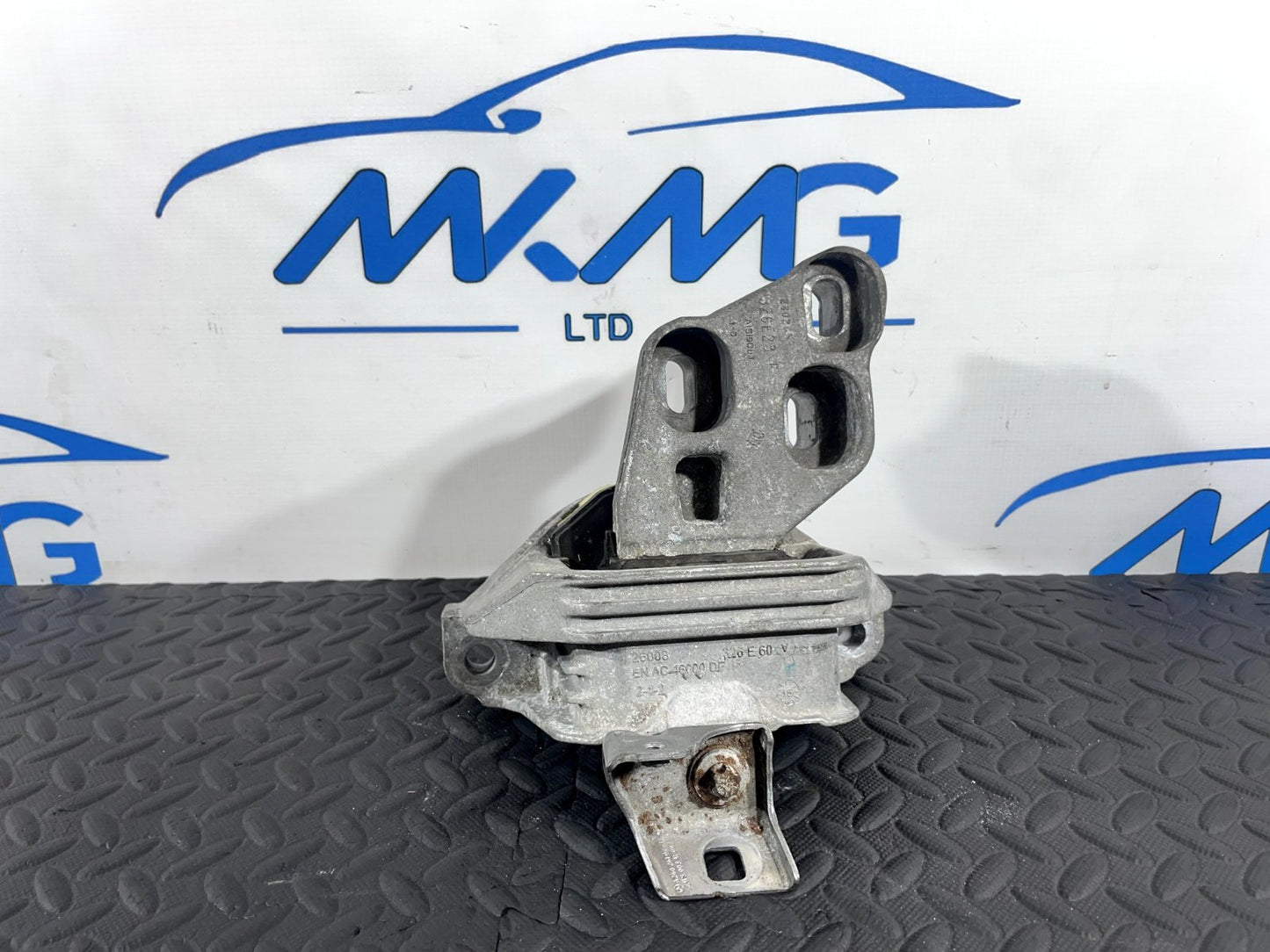 13-19 MERCEDES BENZ CLA C117 GENUINE 2.1 CDI ENGINE MOUNT BRACKET AC46000DF