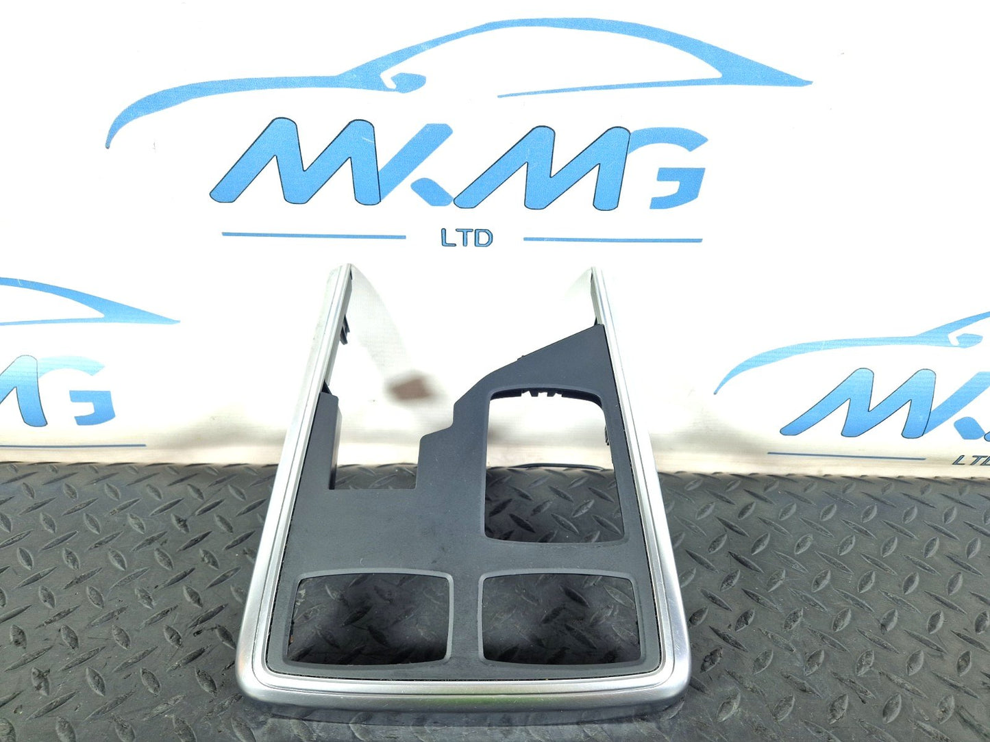 11-19 MERCEDES BENZ ML W166 GENUINE OEM CENTRE CONSOLE SURROUND TRIM A1666803017
