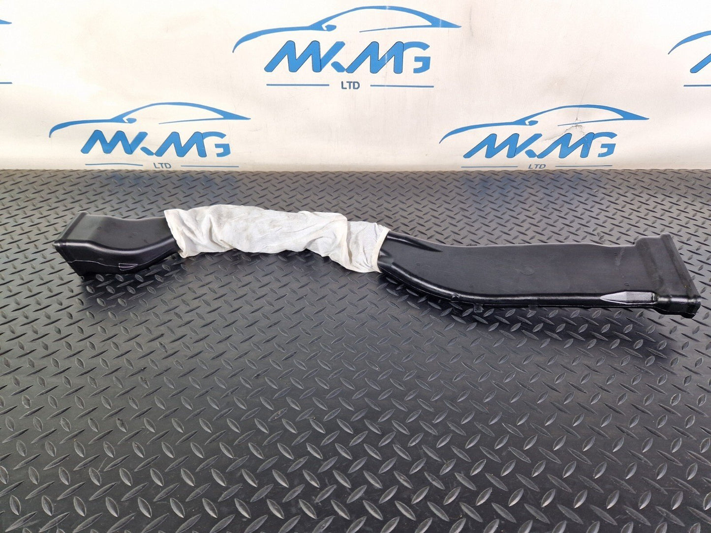 16-19 AUDI A4 AVANT B9 S-LINE CENTRE CONSOLE AIR GUIDE CHANNEL 8W0857039B