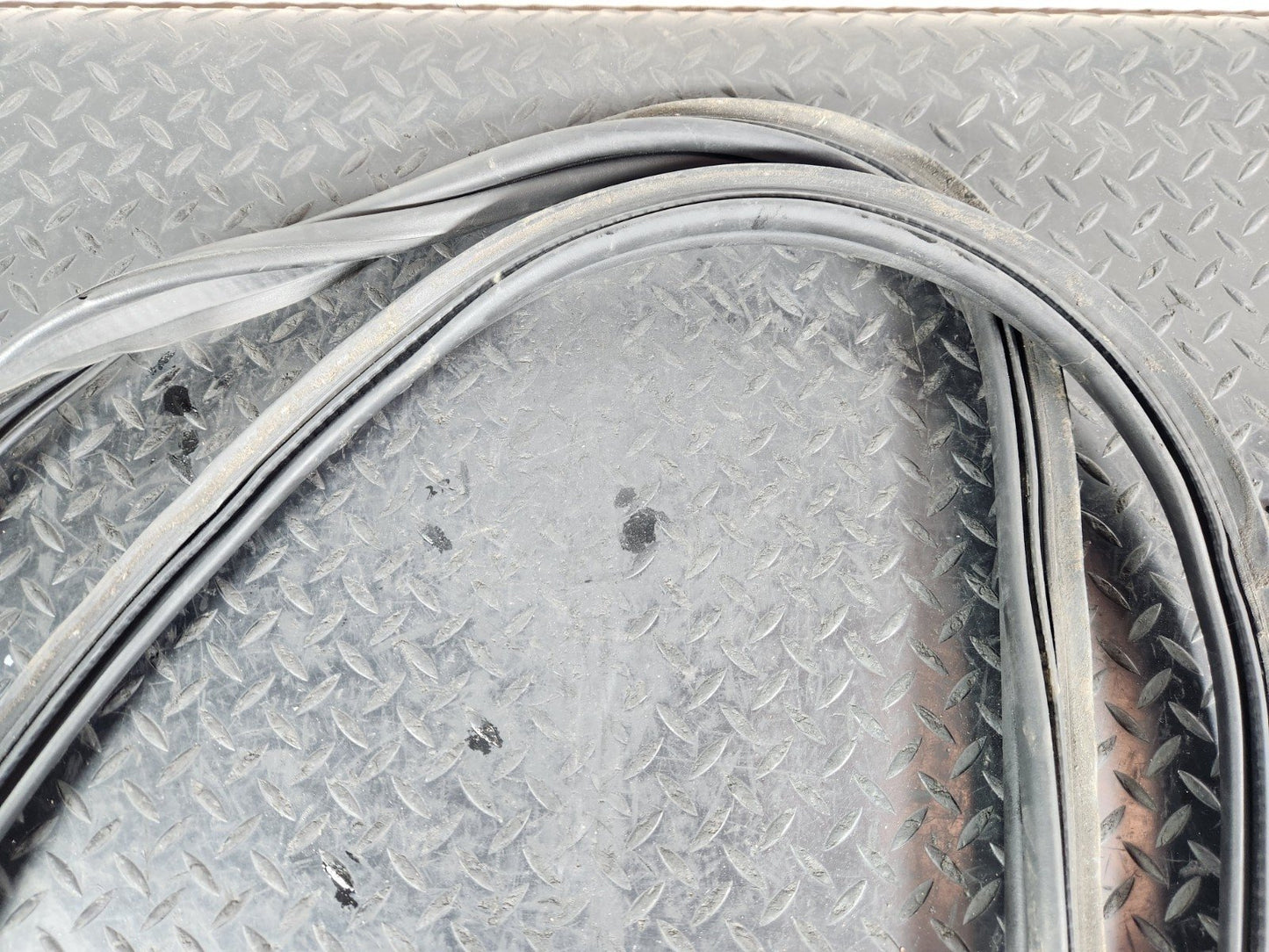 11-19 MERCEDES BENZ ML W166 GENUINE BOOT / TAILGATE RUBBER SEAL A1667400178