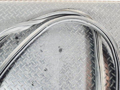 11-19 MERCEDES BENZ ML W166 GENUINE BOOT / TAILGATE RUBBER SEAL A1667400178