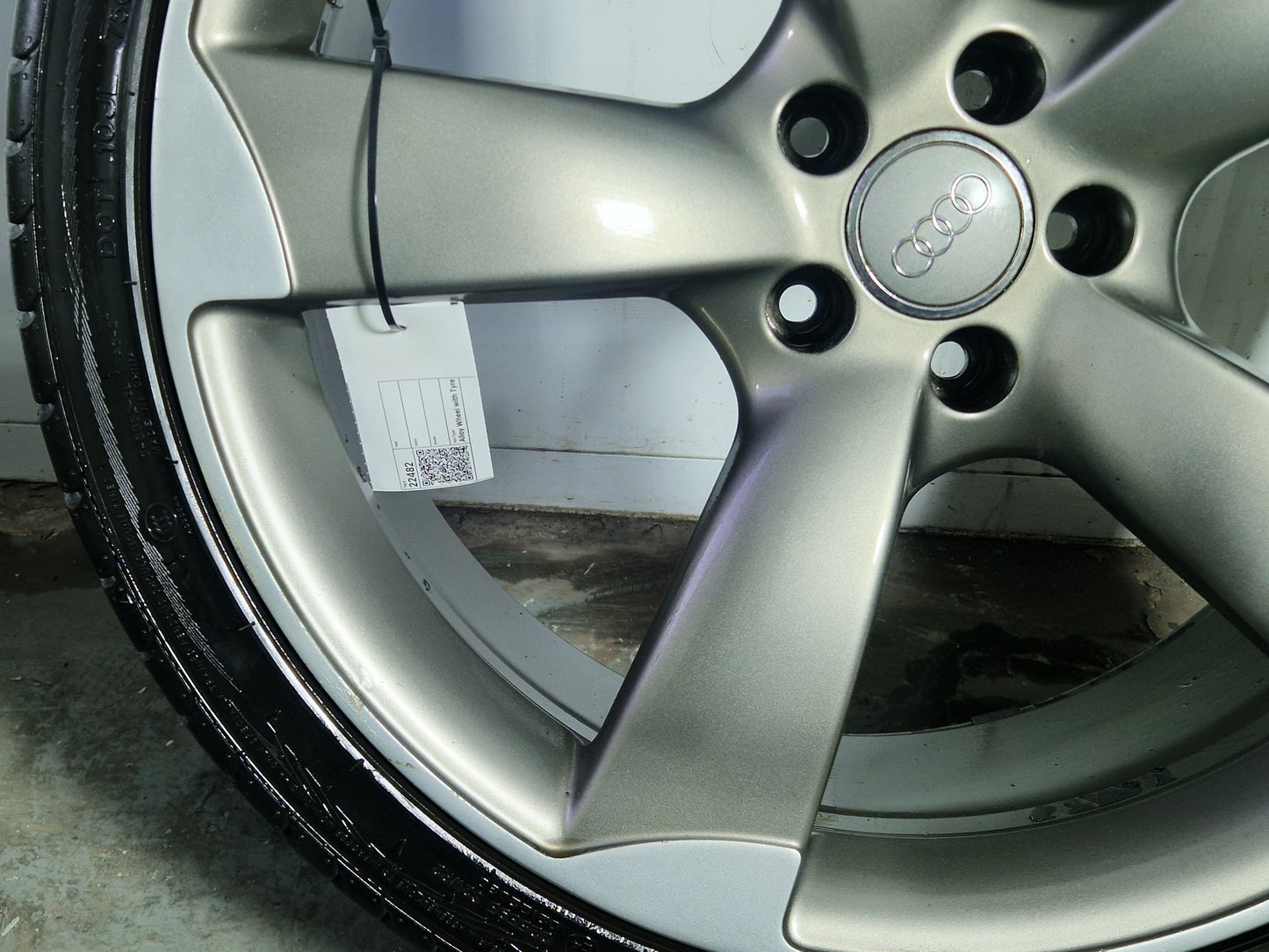 Audi A7 21" Alloy Wheel with Tyre 285/30/21 6mm 4H0601025AT