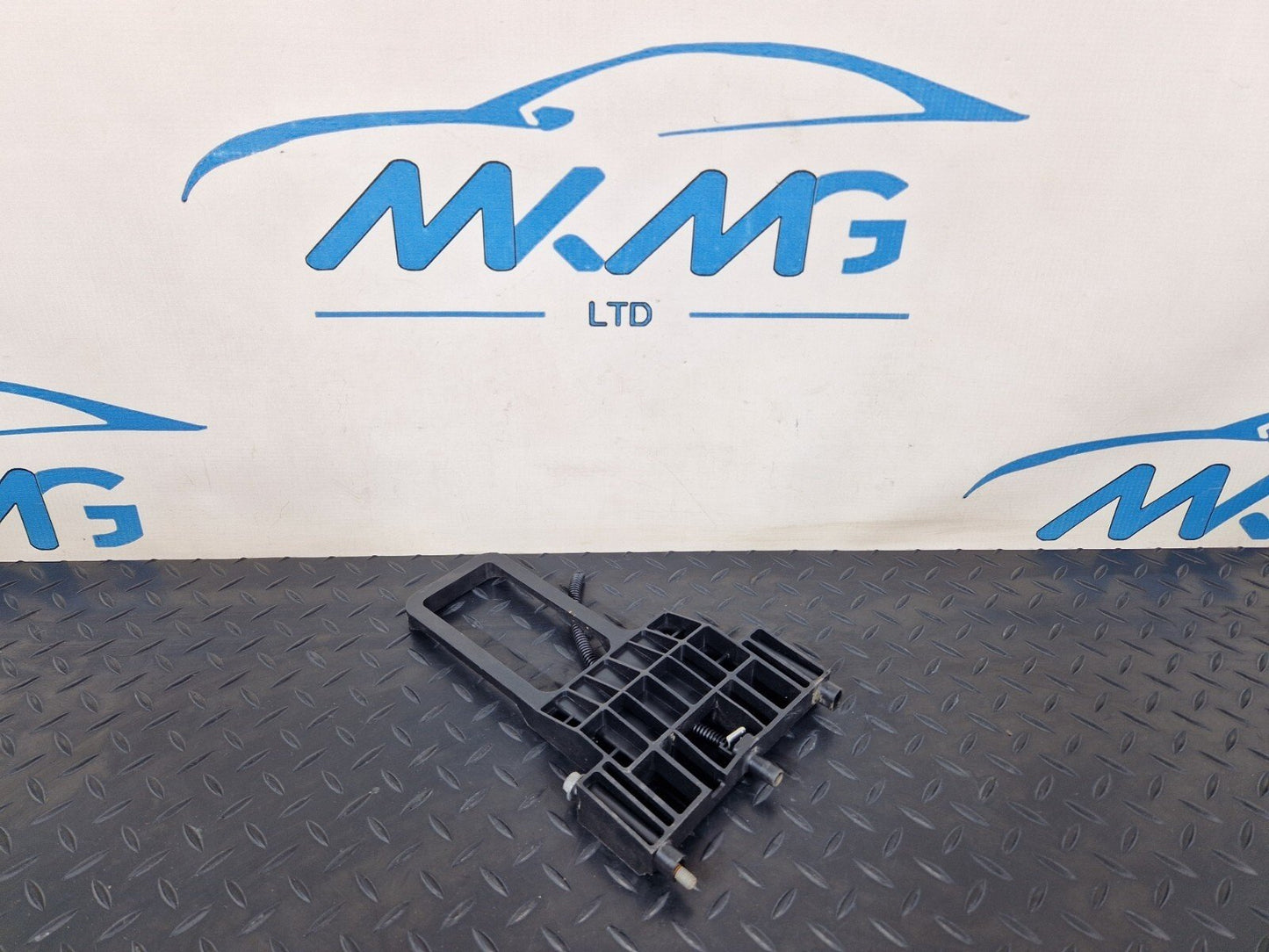 18-ON MERCEDES BENZ SPRINTER W907 OEM BATTERY HOLDER BRACKET A9065410400