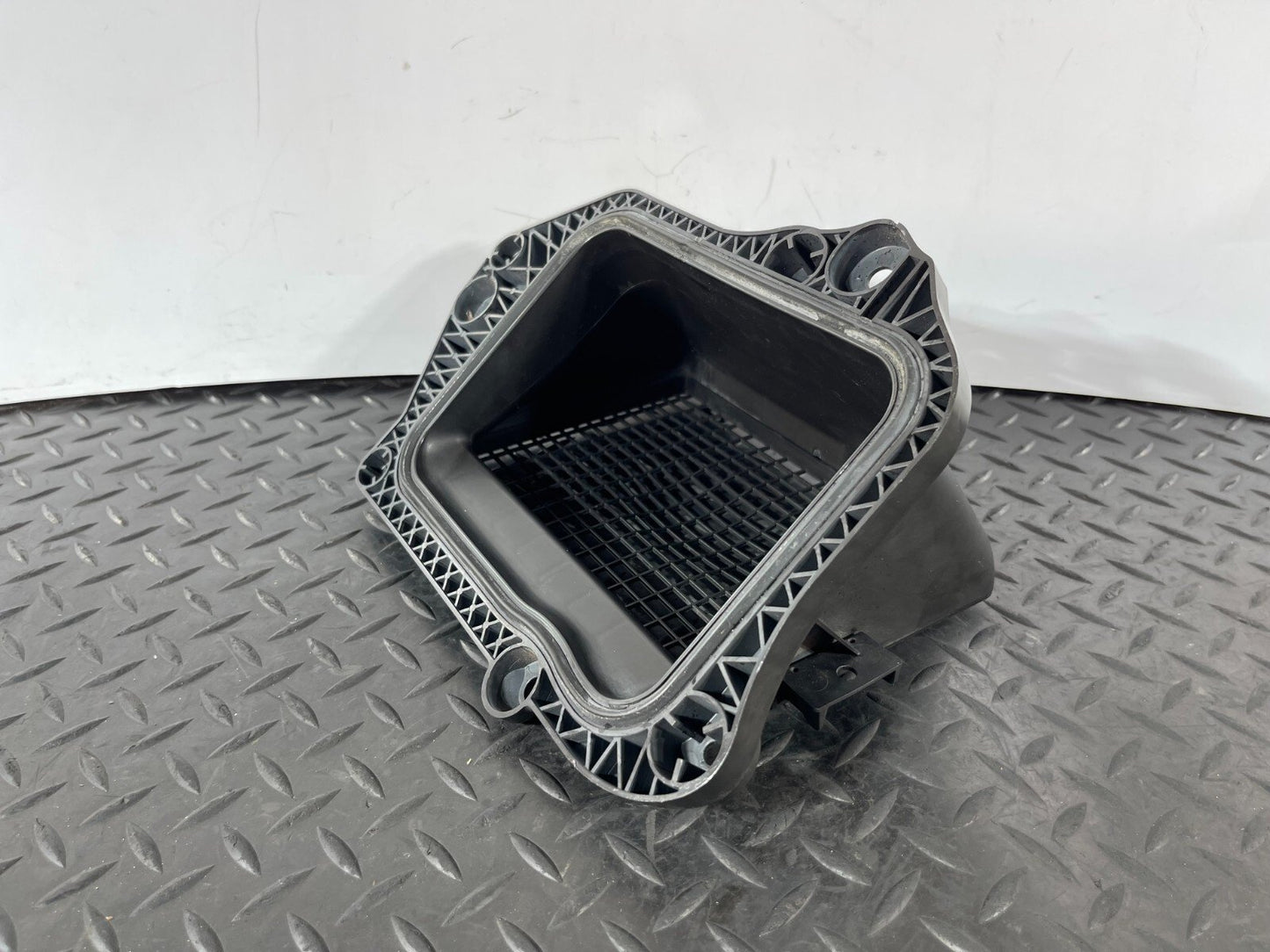 16-19 AUDI A4 B9 SALOON GENUINE FRONT AIR INTAKE DUCT VENT 8W2819904A