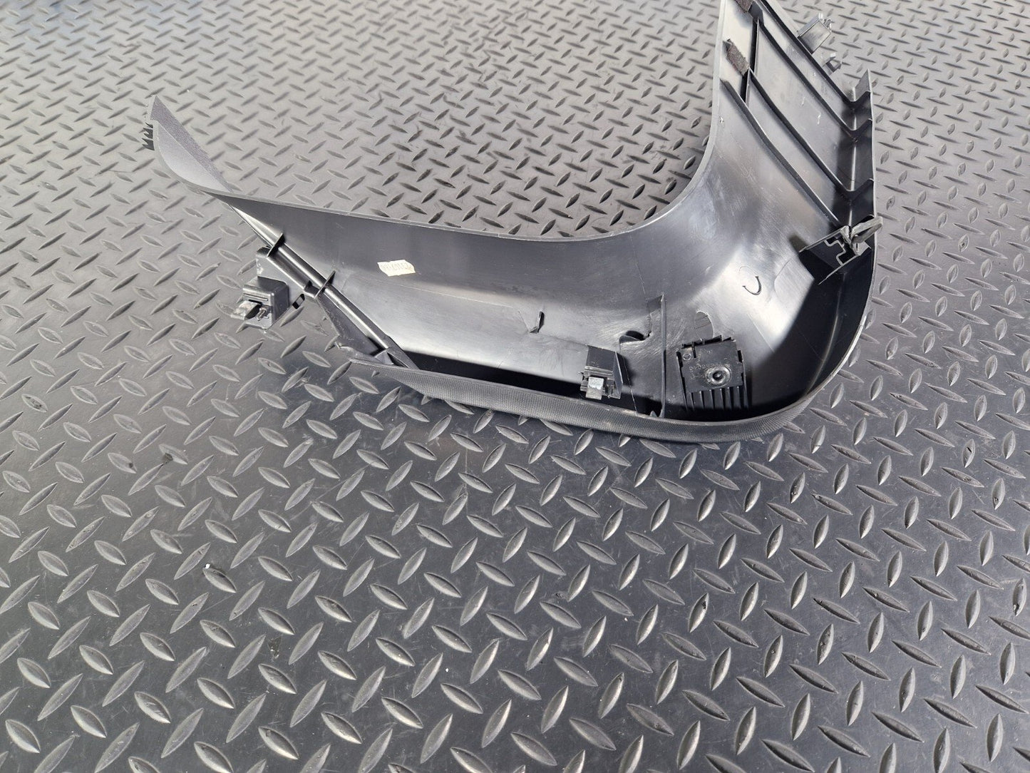 14-19 MERCEDES BENZ GLA X156 TAILGATE COVER TRIM RIGHT A1567400271 A1567402000
