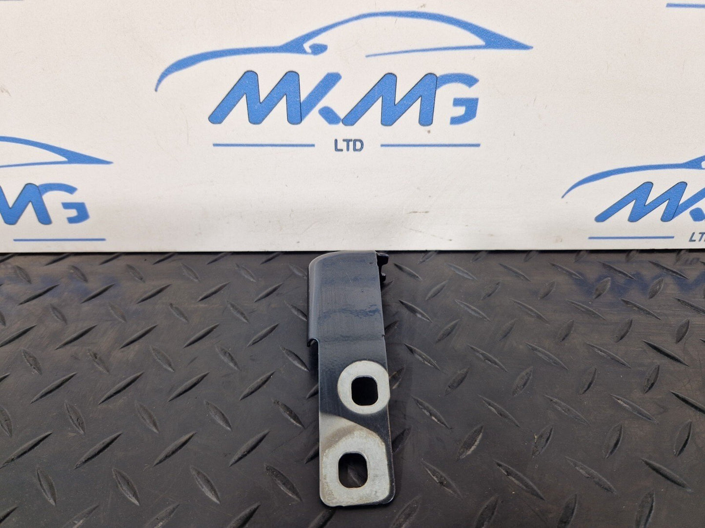 16-19 AUDI A4 B9 GENUINE FRONT RIGHT DRIVER SIDE WING BRACKET 8W0821434B