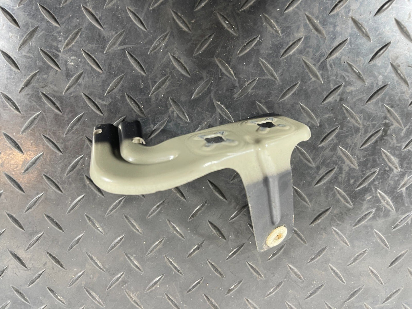 12-18 BMW F30 F31 F35 GENUINE  Left fender wing mounting bracket 7235821