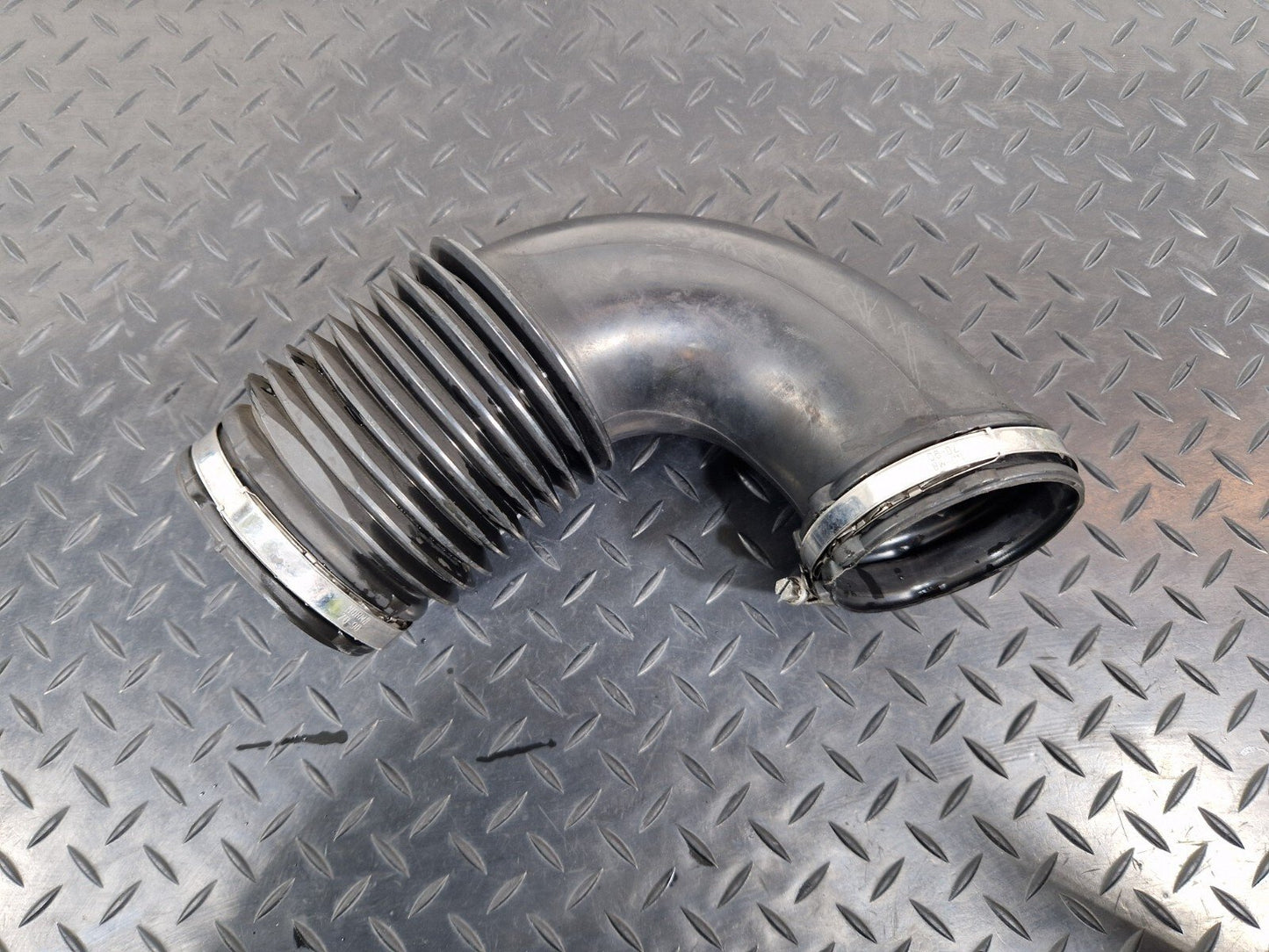14-23 MERCEDES BENZ VITO W447 2.1d GENUINE AIR INTAKE PIPE 70548449