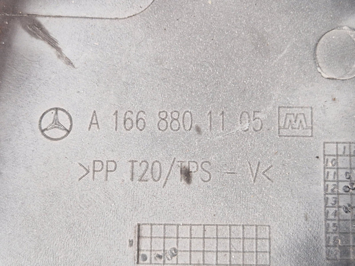 11-19 MERCEDES BENZ ML W166 LEFT SIDE N/S BONNET TRIM COVER PANEL A1668801105