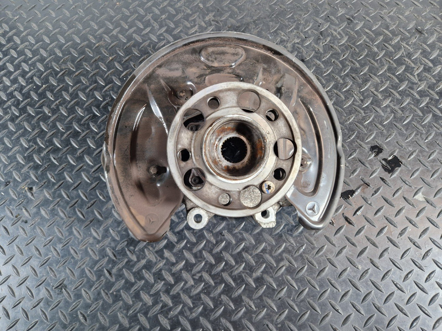 16-22 MERCEDES BENZ GLC X253 GENUINE REAR LEFT WHEEL CARRIER HUB A2133503105