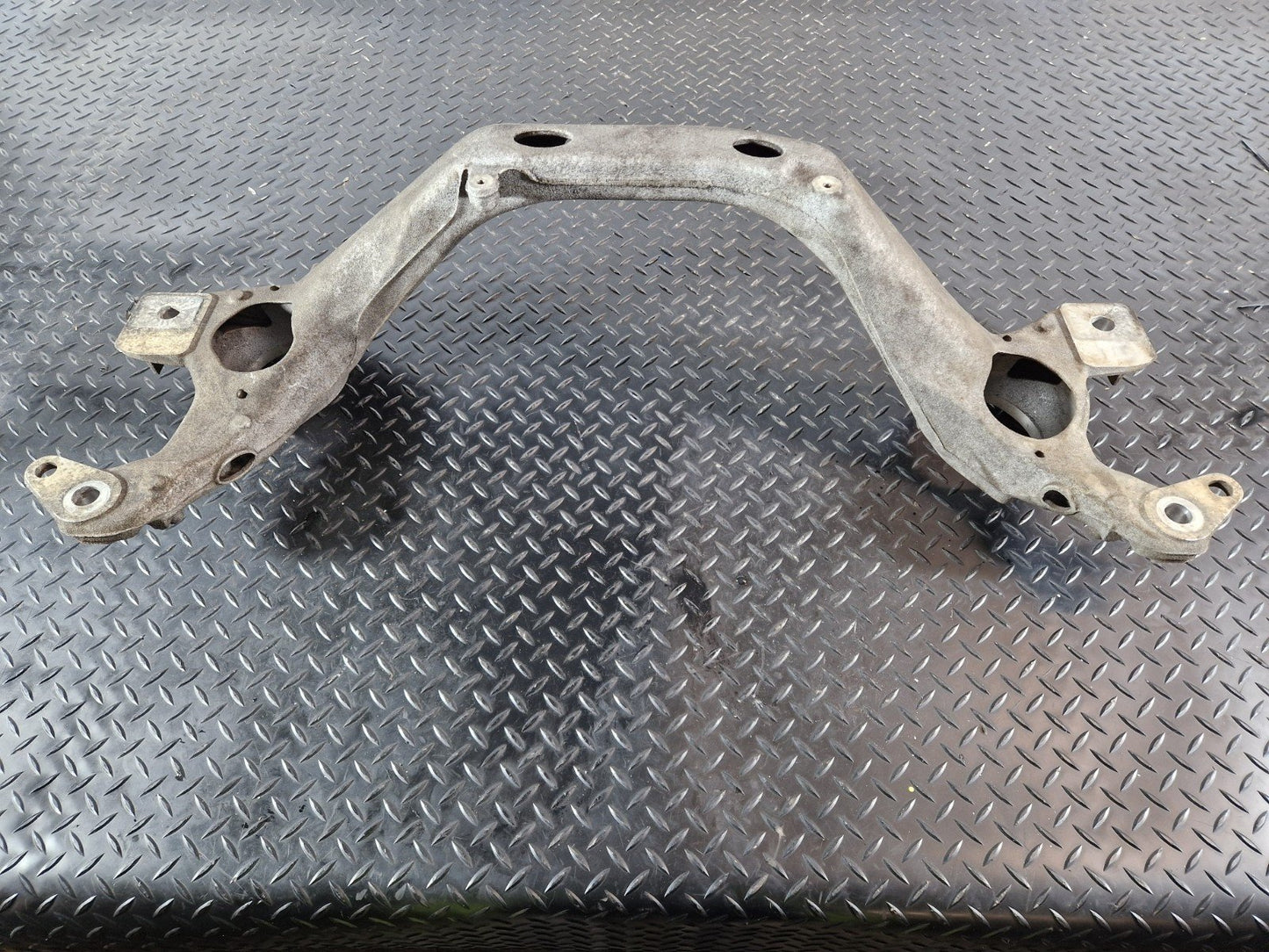 10-15 AUDI Q7 4L GENUINE ENGINE SUPPORT MOUNT BRACKET 7L8199207A
