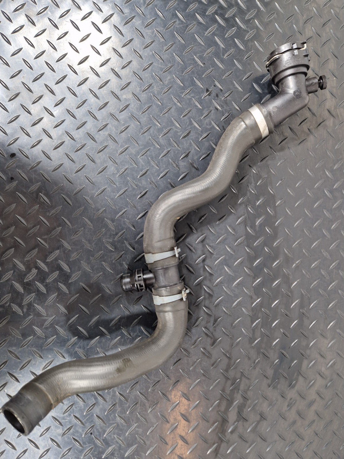 16-19 AUDI A4 B9 GENUINE  WATER COOLANT PIPE 8W0121140 8W0122293
