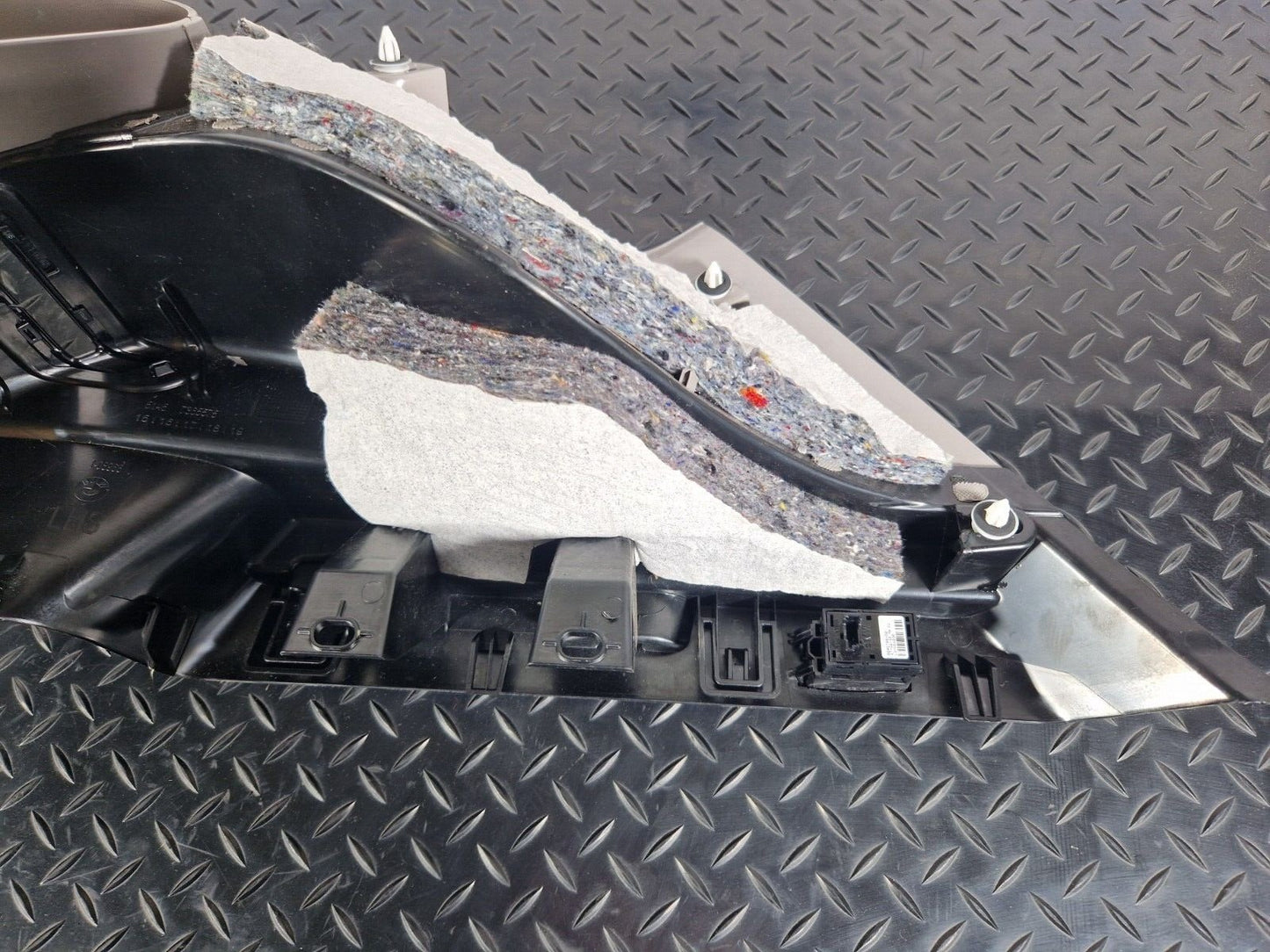 14-21 BMW 2 F45 DRIVER N/S INNER TRIM WITH SEAT ADJUSTMENT SWITCH 7365575