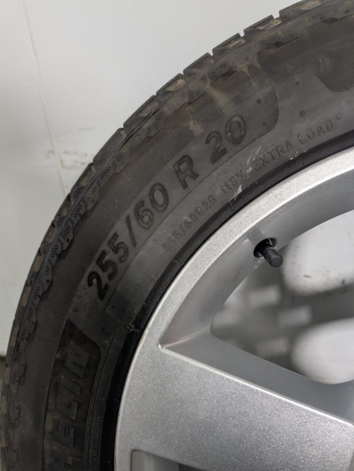 Land Rover Defender L663 OEM 20" Alloy Wheel with Tyre 7mm 255/60/20 L8B21007GB