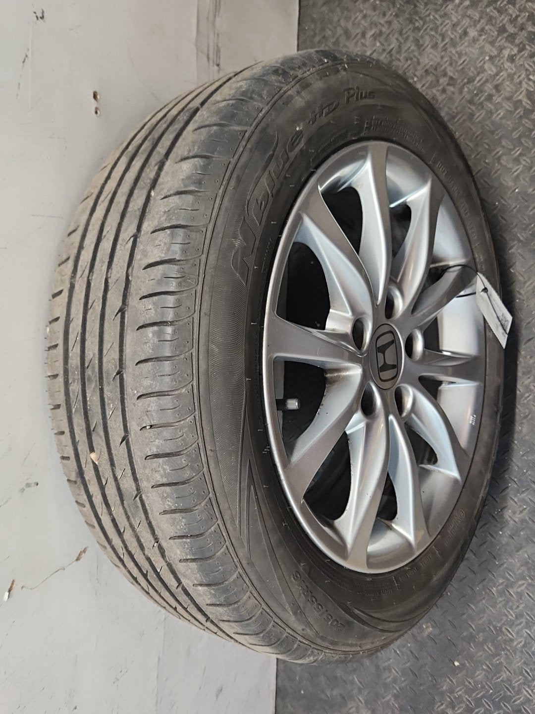 Honda Civic MK9 (FK27) 16" Alloy Wheel with Tyre 205/55/16 ~5mm 16065A