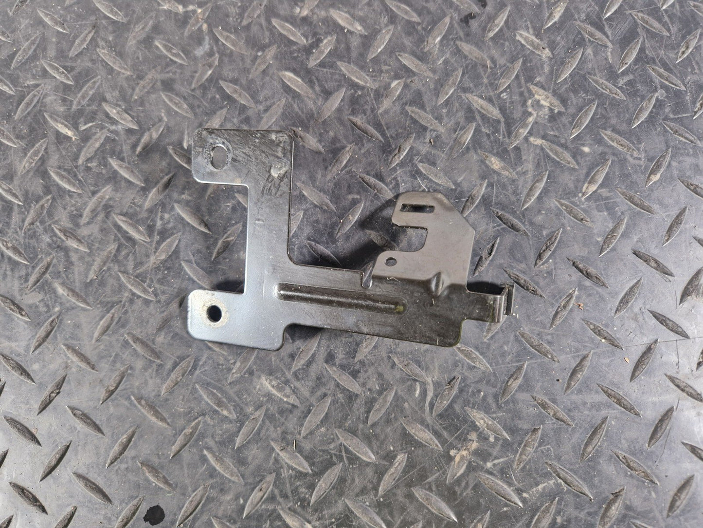 19-ON MERCEDES BENZ CLA C118 GENUINE EXTERIOR BRACKET A2475011000