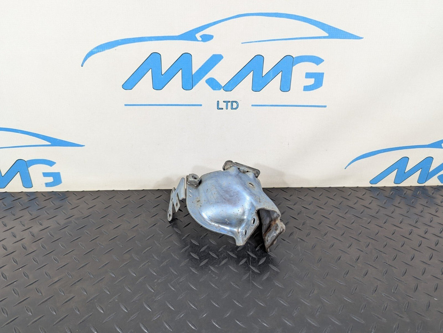 10-17 AUDI A8 4H OEM OS RIGHT ENGINE MOUNT BRACKET RETAINING PLATE 4H0399060