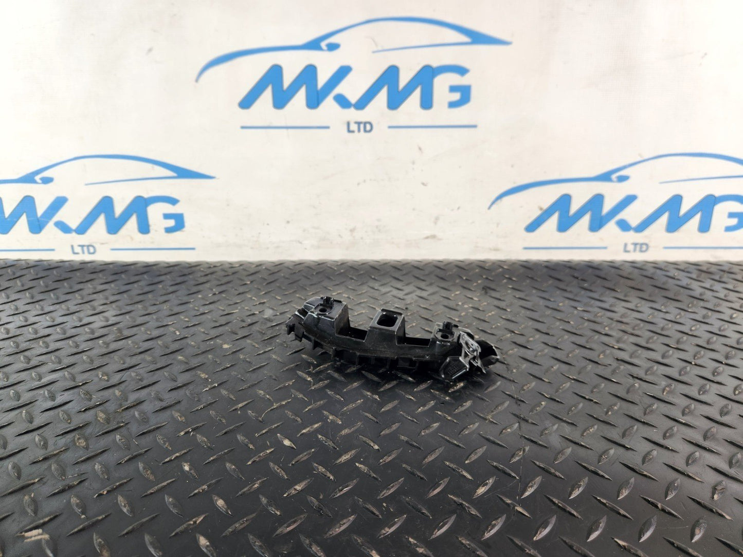 10-18 VW TOUAREG 7P GENUINE RIGHT O/S FRONT BUMPER HOLDER BRACKET 7P6807184F