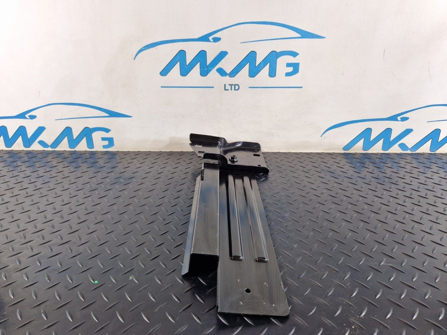 16-19 MERCEDES BENZ GLE W166 REAR RIGHT FLOOR MOUNTING BRACKET A1666804031