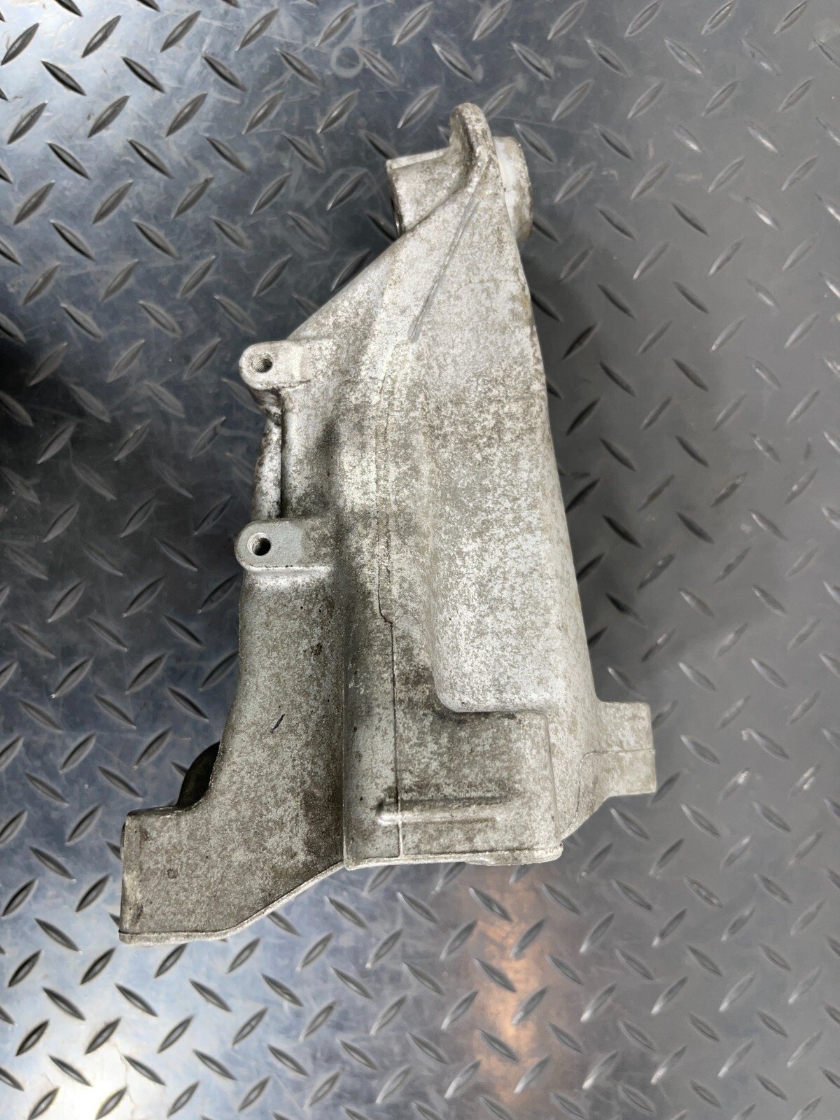 14-21 MERCEDES BENZ C300h W205 ENGINE SUPPORT MOUNT BRACKET RIGHT A6512234304