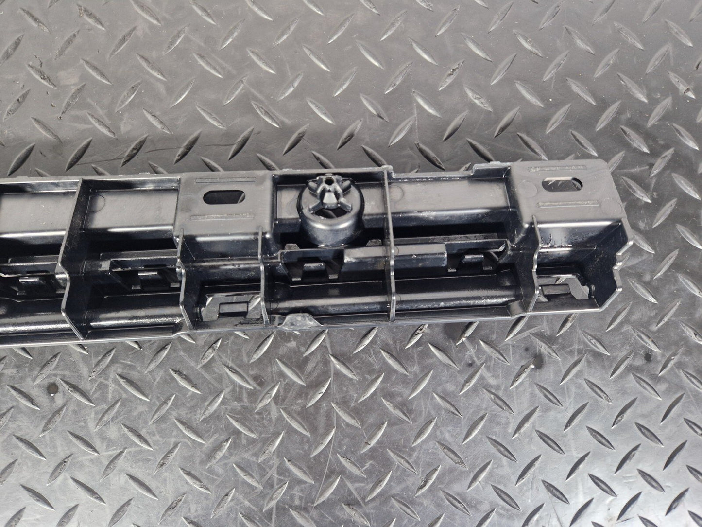 11-18 BMW 6 SERIES F06 SIDESKIRT BRACKET FRONT DRIVER RIGHT SIDE 7276348