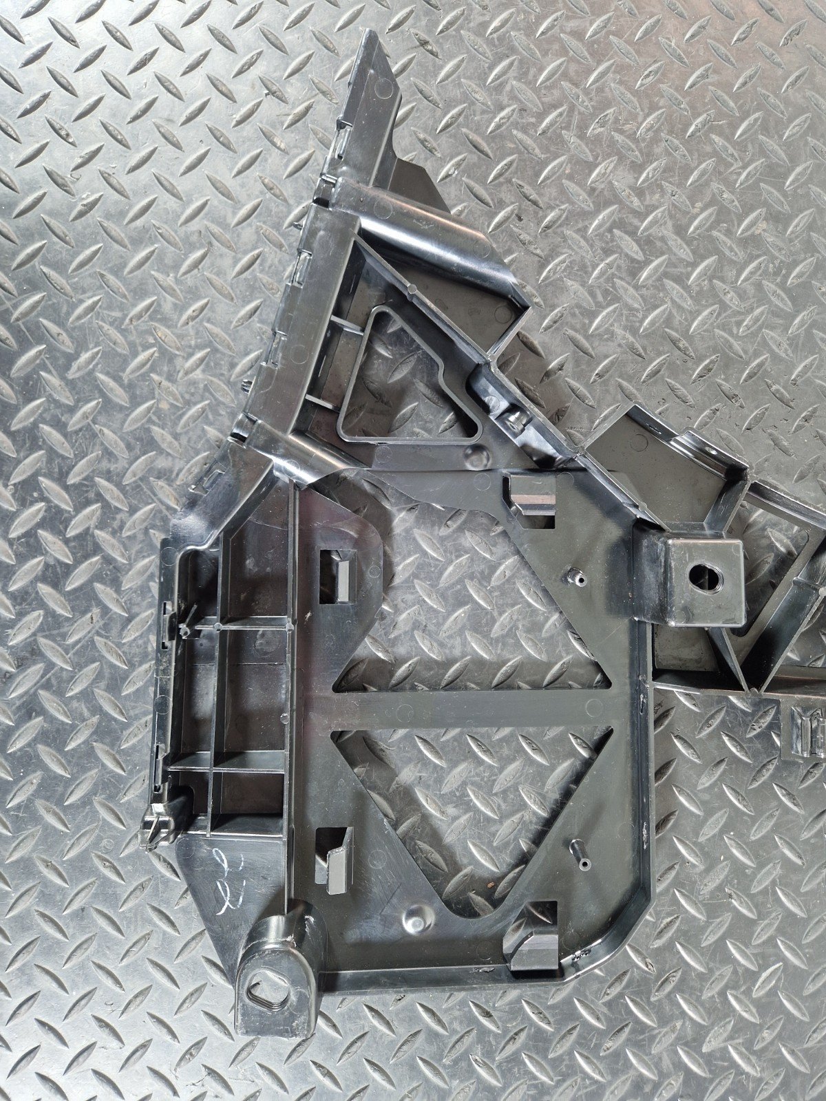 11-19 MERCEDES BENZ ML W166 GENUINE LEFT REAR BUMPER BRACKET  A1668851121