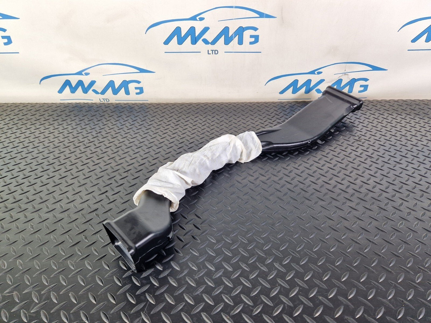16-19 AUDI A4 AVANT B9 S-LINE CENTRE CONSOLE AIR GUIDE CHANNEL 8W0857039B